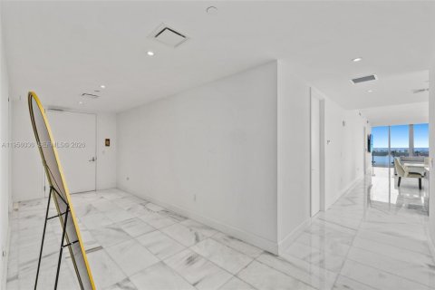 Condominio en alquiler en Miami, Florida, 4 dormitorios, 327.39 m2 № 2010730 - foto 3