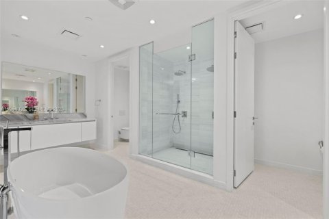 Condominio en alquiler en Miami, Florida, 4 dormitorios, 327.39 m2 № 2010730 - foto 26