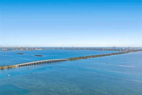 Condominio en alquiler en Miami, Florida, 4 dormitorios, 327.39 m2 № 2010730 - foto 21