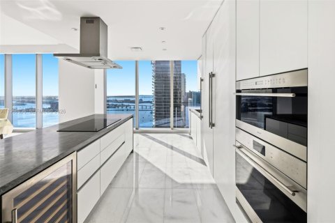 Condominio en alquiler en Miami, Florida, 4 dormitorios, 327.39 m2 № 2010730 - foto 6