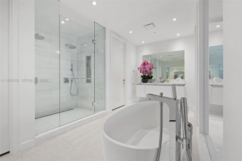Condominio en alquiler en Miami, Florida, 4 dormitorios, 327.39 m2 № 2010730 - foto 25