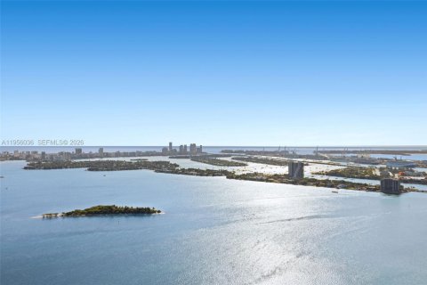 Condominio en alquiler en Miami, Florida, 4 dormitorios, 327.39 m2 № 2010730 - foto 16