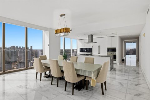 Condominio en alquiler en Miami, Florida, 4 dormitorios, 327.39 m2 № 2010730 - foto 10