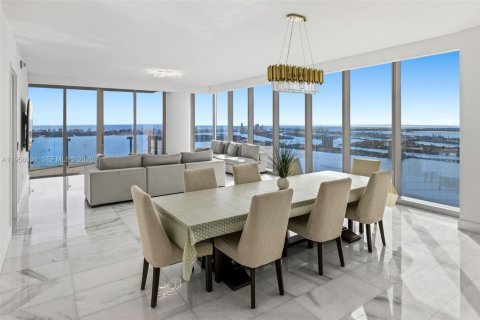 Condominio en alquiler en Miami, Florida, 4 dormitorios, 327.39 m2 № 2010730 - foto 11