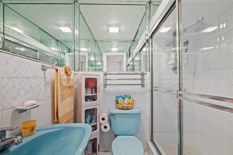 Villa ou maison à vendre à Hialeah, Floride: 4 chambres, 255.39 m2 № 1953446 - photo 16
