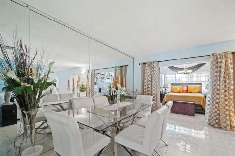 Villa ou maison à vendre à Hialeah, Floride: 4 chambres, 255.39 m2 № 1953446 - photo 8