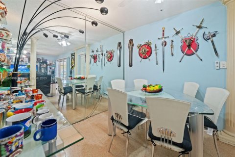 Villa ou maison à vendre à Hialeah, Floride: 4 chambres, 255.39 m2 № 1953446 - photo 6