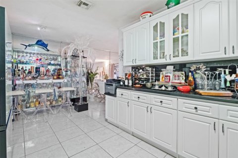 Villa ou maison à vendre à Hialeah, Floride: 4 chambres, 255.39 m2 № 1953446 - photo 10