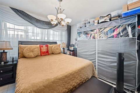 Villa ou maison à vendre à Hialeah, Floride: 4 chambres, 255.39 m2 № 1953446 - photo 13