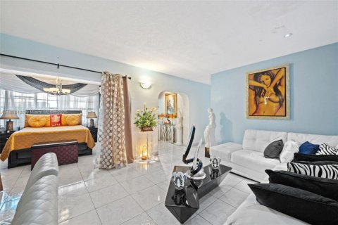 Villa ou maison à vendre à Hialeah, Floride: 4 chambres, 255.39 m2 № 1953446 - photo 7