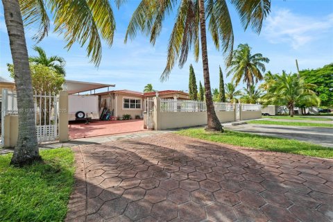 Villa ou maison à vendre à Hialeah, Floride: 4 chambres, 255.39 m2 № 1953446 - photo 1