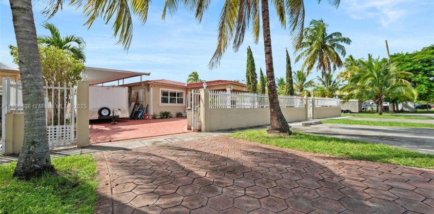 Villa ou maison à Hialeah, Floride 4 chambres, 255.39 m2 № 1953446