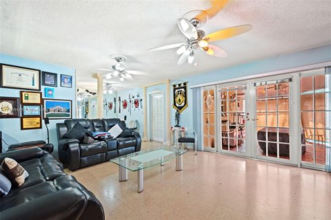 Villa ou maison à vendre à Hialeah, Floride: 4 chambres, 255.39 m2 № 1953446 - photo 5