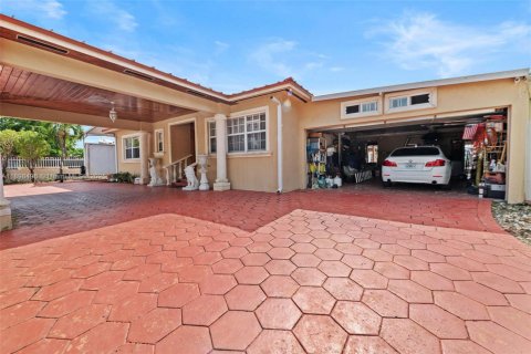 Villa ou maison à vendre à Hialeah, Floride: 4 chambres, 255.39 m2 № 1953446 - photo 3