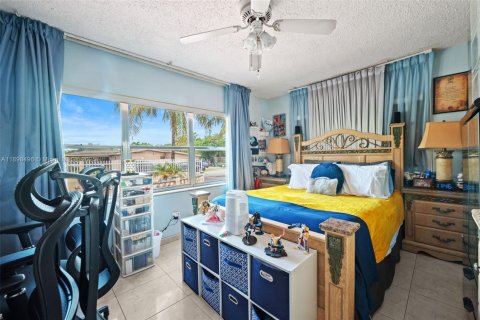 Villa ou maison à vendre à Hialeah, Floride: 4 chambres, 255.39 m2 № 1953446 - photo 17
