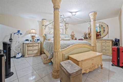 Villa ou maison à vendre à Hialeah, Floride: 4 chambres, 255.39 m2 № 1953446 - photo 15