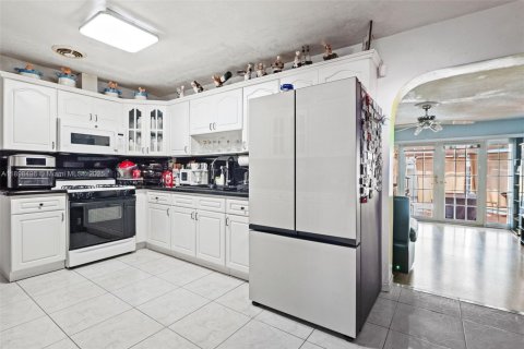 Villa ou maison à vendre à Hialeah, Floride: 4 chambres, 255.39 m2 № 1953446 - photo 11
