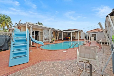 Villa ou maison à vendre à Hialeah, Floride: 4 chambres, 255.39 m2 № 1953446 - photo 24
