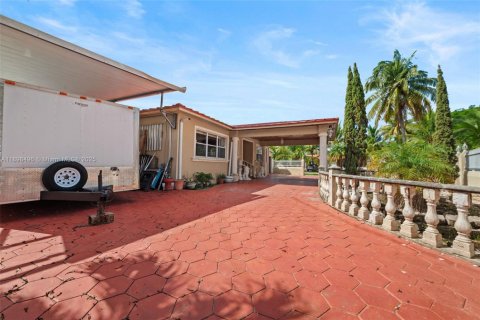 Villa ou maison à vendre à Hialeah, Floride: 4 chambres, 255.39 m2 № 1953446 - photo 2