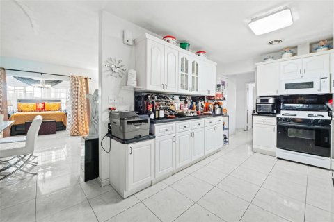 Villa ou maison à vendre à Hialeah, Floride: 4 chambres, 255.39 m2 № 1953446 - photo 12