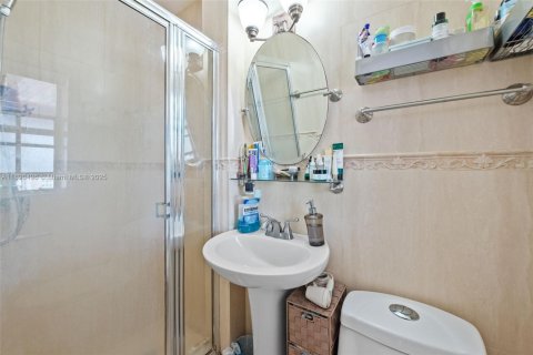 Villa ou maison à vendre à Hialeah, Floride: 4 chambres, 255.39 m2 № 1953446 - photo 18