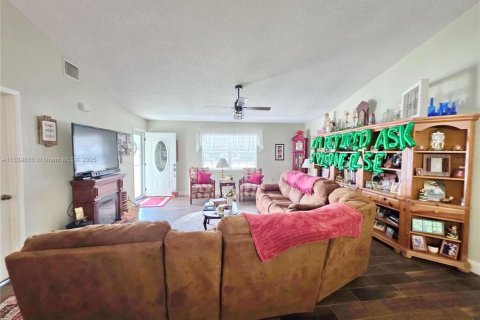 House in Okeechobee, Florida 3 bedrooms, 131.55 sq.m. № 1830502 - photo 23