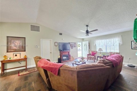 House in Okeechobee, Florida 3 bedrooms, 131.55 sq.m. № 1830502 - photo 24