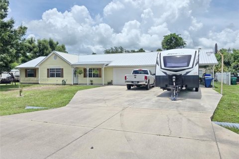 House in Okeechobee, Florida 3 bedrooms, 131.55 sq.m. № 1830502 - photo 1