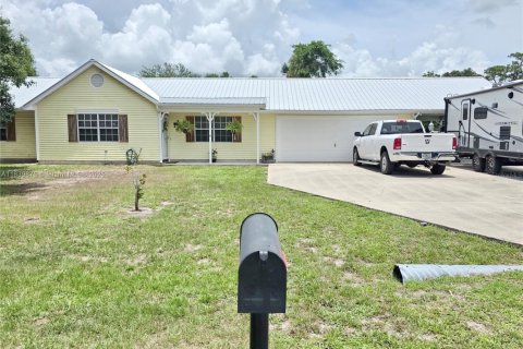 House in Okeechobee, Florida 3 bedrooms, 131.55 sq.m. № 1830502 - photo 2