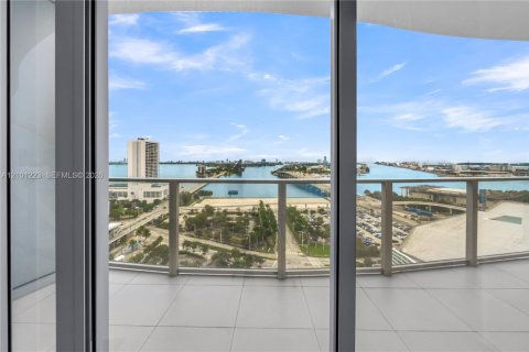 Copropriété à louer à Miami, Floride: 3 chambres, 181.44 m2 № 2411043 - photo 13
