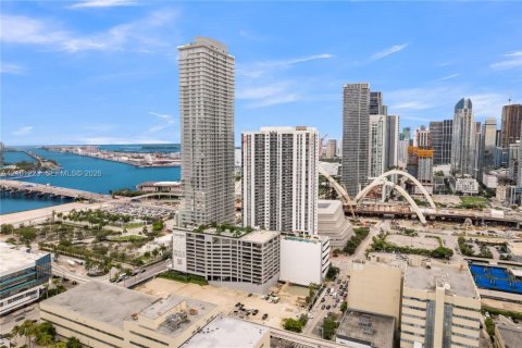 Copropriété à louer à Miami, Floride: 3 chambres, 181.44 m2 № 2411043 - photo 2