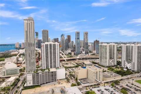 Copropriété à louer à Miami, Floride: 3 chambres, 181.44 m2 № 2411043 - photo 3