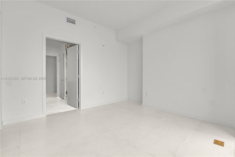 Copropriété à louer à Miami, Floride: 3 chambres, 181.44 m2 № 2411043 - photo 14