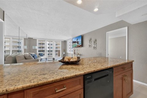 Condo in Daytona Beach, Florida, 3 bedrooms № 2232317 - photo 8