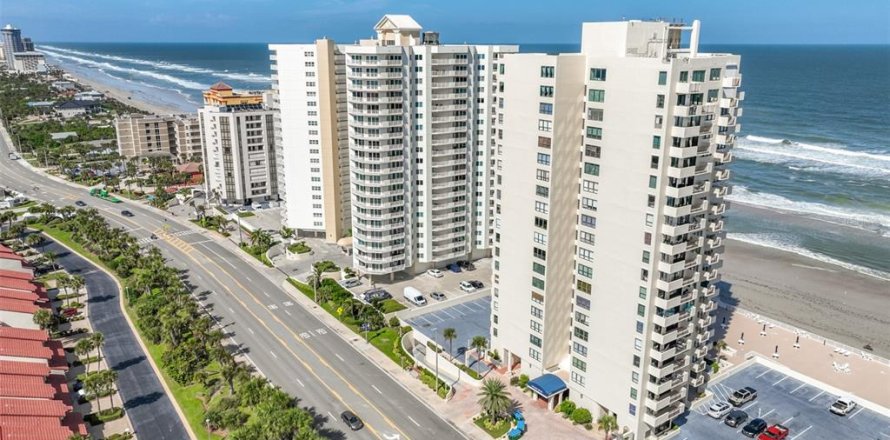 Condo in Daytona Beach, Florida, 3 bedrooms № 2232317