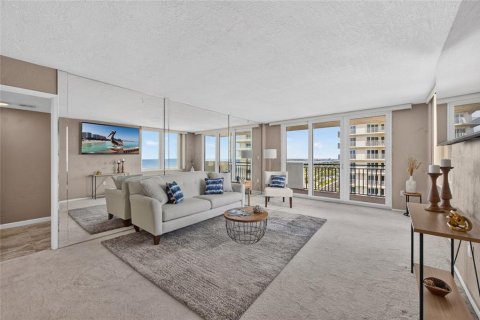 Condo in Daytona Beach, Florida, 3 bedrooms № 2232317 - photo 11