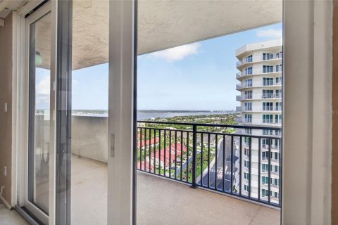 Condo in Daytona Beach, Florida, 3 bedrooms № 2232317 - photo 14