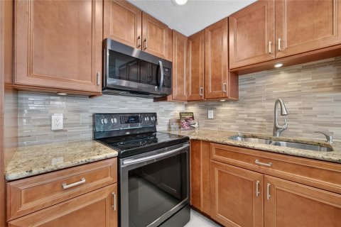 Condo in Daytona Beach, Florida, 3 bedrooms № 2232317 - photo 6