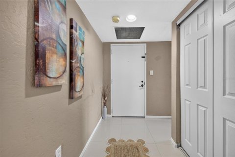 Condo in Daytona Beach, Florida, 3 bedrooms № 2232317 - photo 3