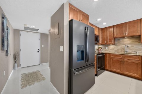 Condo in Daytona Beach, Florida, 3 bedrooms № 2232317 - photo 5