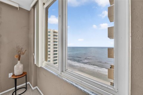 Condo in Daytona Beach, Florida, 3 bedrooms № 2232317 - photo 12