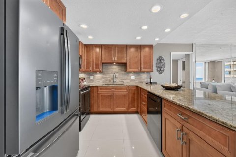 Condo in Daytona Beach, Florida, 3 bedrooms № 2232317 - photo 4