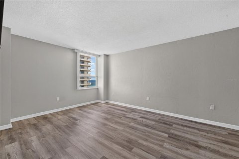 Condo in Daytona Beach, Florida, 3 bedrooms № 2232317 - photo 24