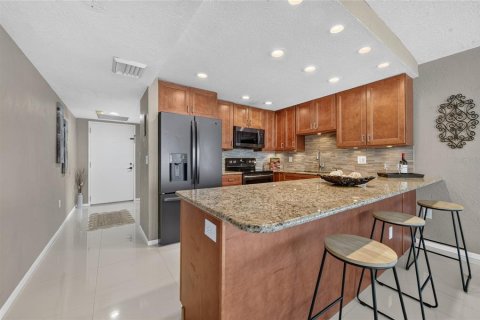 Condo in Daytona Beach, Florida, 3 bedrooms № 2232317 - photo 7