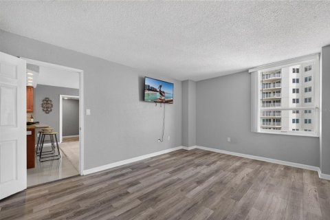 Condo in Daytona Beach, Florida, 3 bedrooms № 2232317 - photo 25