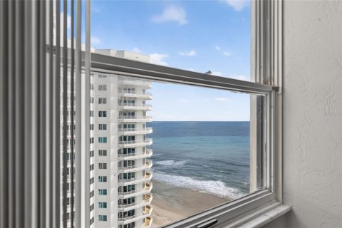 Condo in Daytona Beach, Florida, 3 bedrooms № 2232317 - photo 27