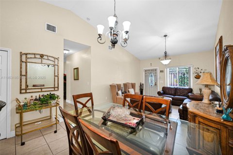 Townhouse in Homestead, Florida 3 bedrooms, 126.81 sq.m. № 2029590 - photo 13