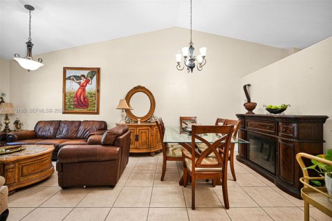 Townhouse in Homestead, Florida 3 bedrooms, 126.81 sq.m. № 2029590 - photo 10