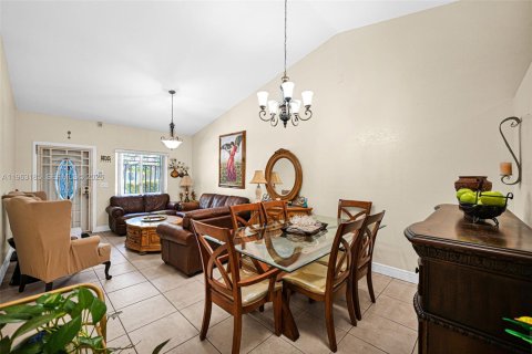 Townhouse in Homestead, Florida 3 bedrooms, 126.81 sq.m. № 2029590 - photo 11