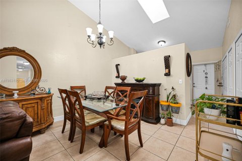 Townhouse in Homestead, Florida 3 bedrooms, 126.81 sq.m. № 2029590 - photo 9